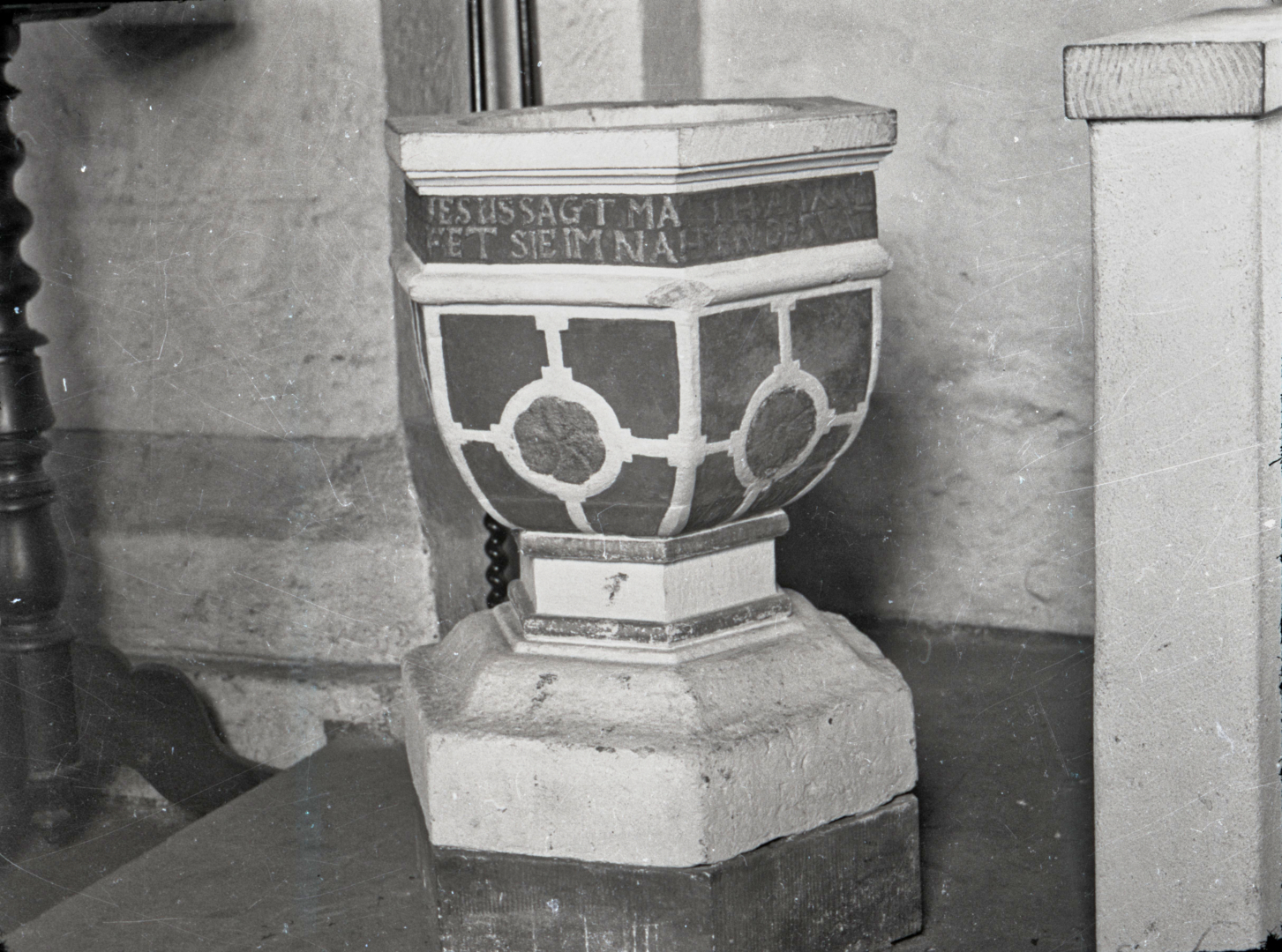 Taufstein 1940 mit Sockel